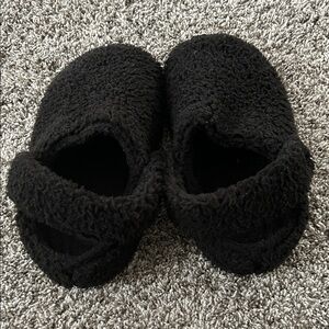 CROCS Fuzzy Black Kids Slippers